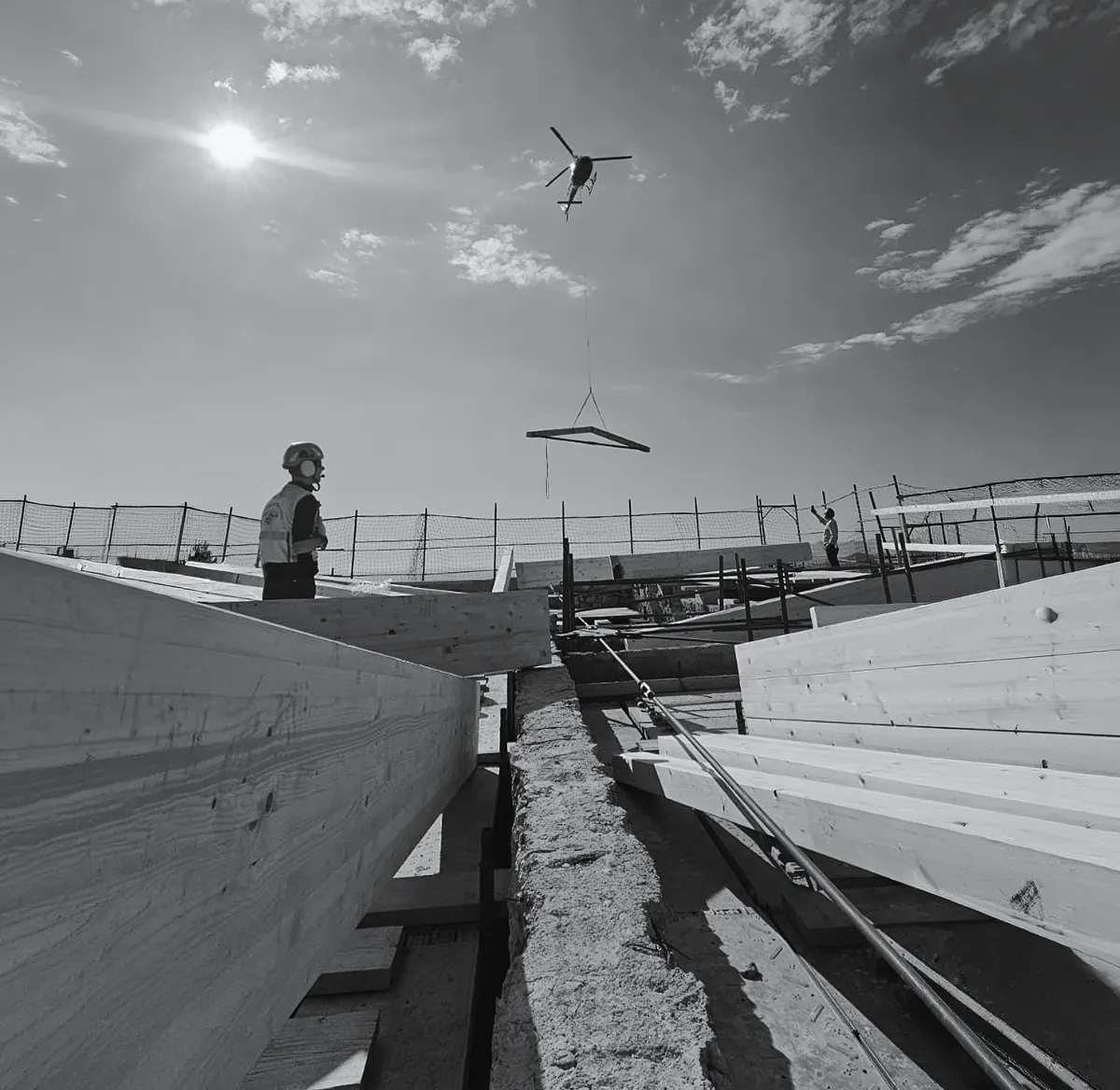 Movimentazione aerea con elicottero per posa strutture in legno a Bergiola Massa